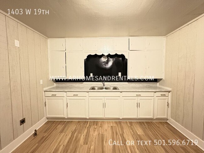 Building Photo - 1403 W 19th-