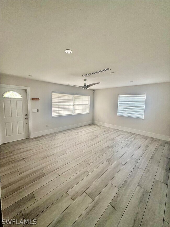 Building Photo - 733 Pine Cone Ln