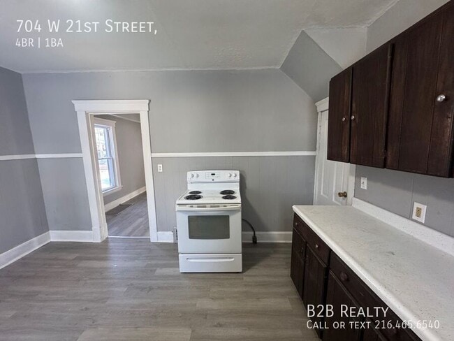 Building Photo - 704 W 21st St