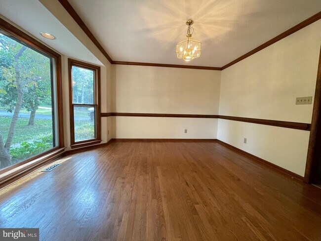 Building Photo - 4014 Longwood Dr