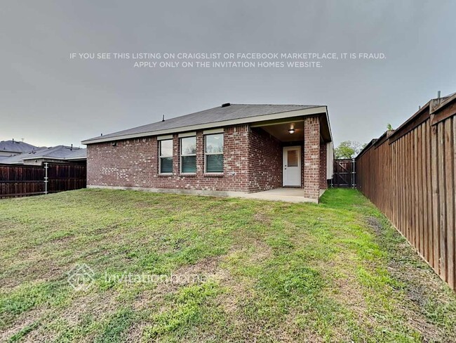 Building Photo - 1800 Alamandine Ave