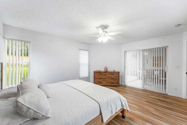 Building Photo - 8084 Summer Shores Dr