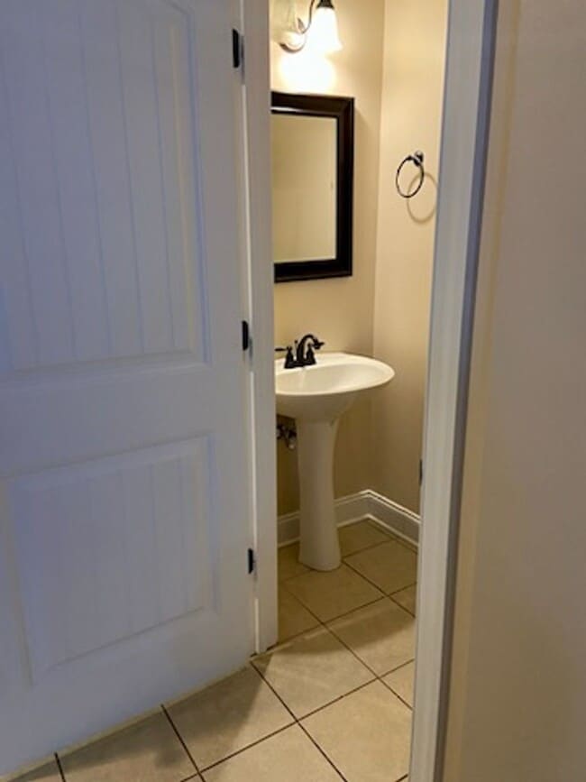 Building Photo - BEAUTIFUL TOWNHOME