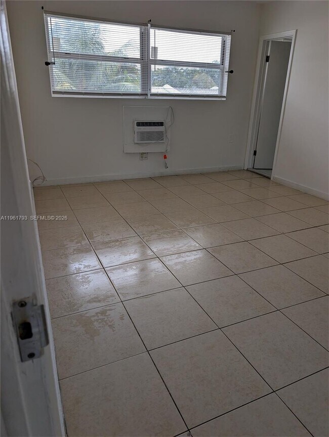 Building Photo - 11930 NE 19th Dr