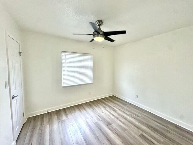 Building Photo - Front Unit 3 Bedroom, 1 Bathroom