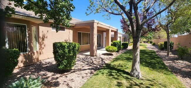 Building Photo - FRESHLY PAINTED 2 Bedroom Patio Home in Ag...