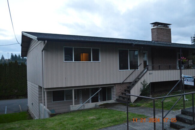 Building Photo - 665 SW Tichenor St