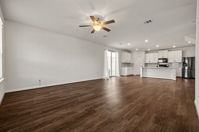 Building Photo - Beautiful Northfields Home | Quartz Counters, Open Floor Plan & Appliances Included