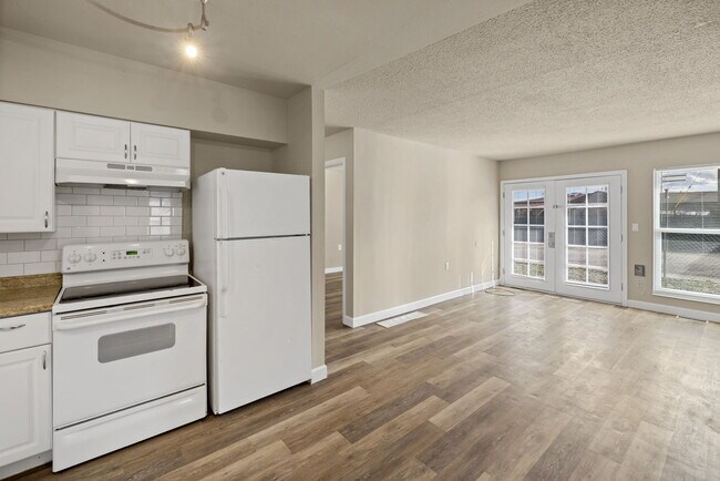 Building Photo - 404 Sunny Ln