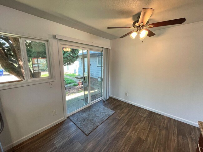 Building Photo - Fantastic 1 Bedroom Apartment in St Johns with Updated Kitchen