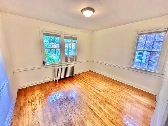 Building Photo - Spacious 6 bedroom 3.5 bath Tudor Townhouse w/Deck close to Georgetown University & Hospital