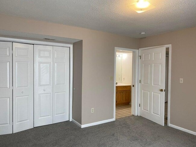 Building Photo - 28 N Cedar Lake Dr W