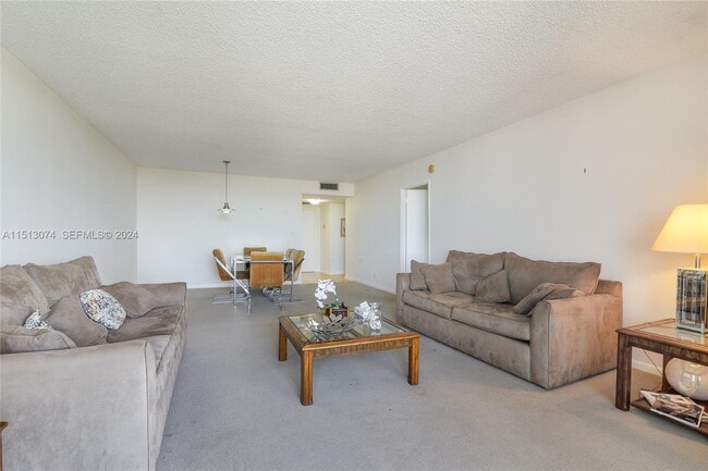 Building Photo - 2500 Parkview Dr
