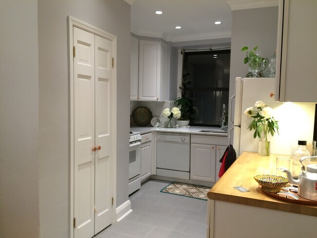 Building Photo - 102 W 75th St