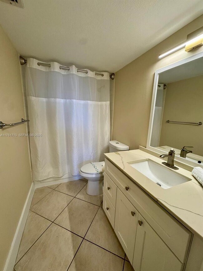 Building Photo - 19501 E Country Club Dr