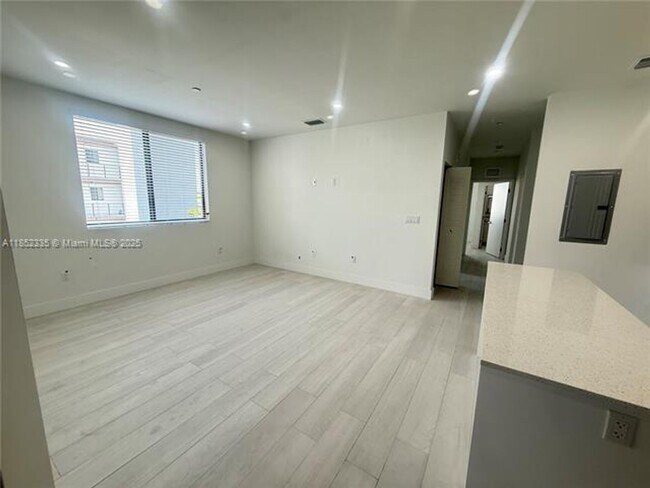 Building Photo - 1091 E 17th St