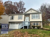 Building Photo - Spacious 3 Bedroom/ 2.5 Bath Home