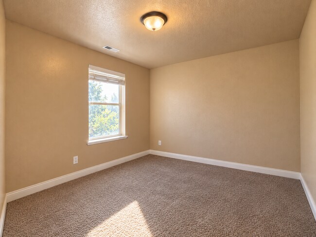 Building Photo - 824 Meadow Marsh Dr