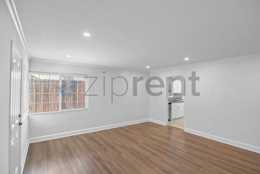 Building Photo - Unit