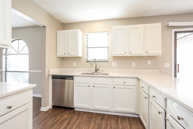 Building Photo - 1464 Rose Hill Dr W