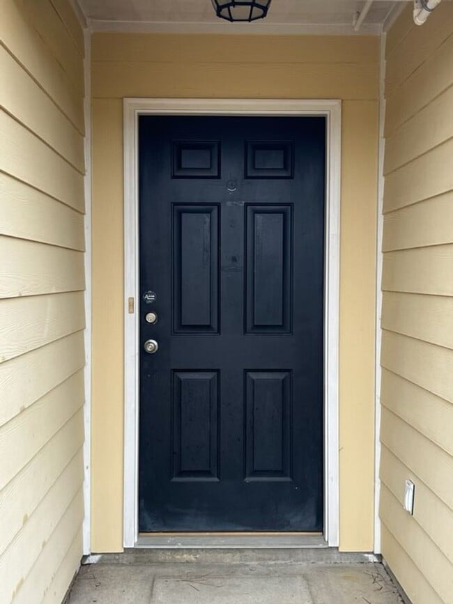 Building Photo - 4 Bedroom, 2 Bath Home in Lee County!