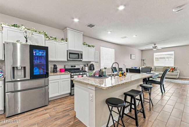 Building Photo - 13876 Loreina Luz Ave