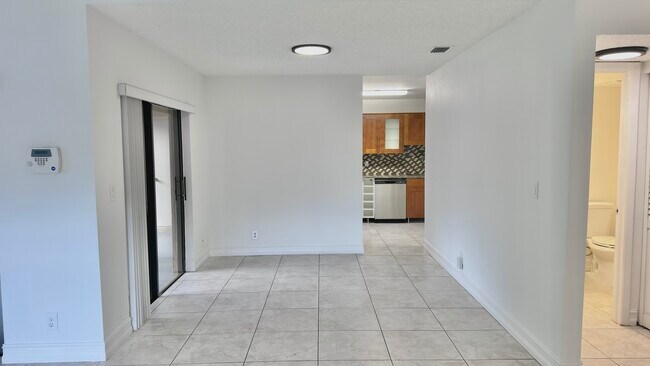 Building Photo - 501 Racquet Club Rd