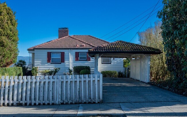 Building Photo - 3 Bedroom Home in Rainer Beach - Beautiful view over Lake Washington