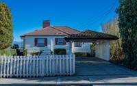 Building Photo - 3 Bedroom Home in Rainer Beach - Beautiful view over Lake Washington