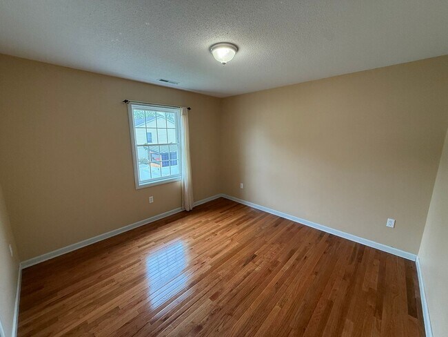 Building Photo - Three Bedroom, Single Family Home Located in Springfield's Pine Point Neighborhood!
