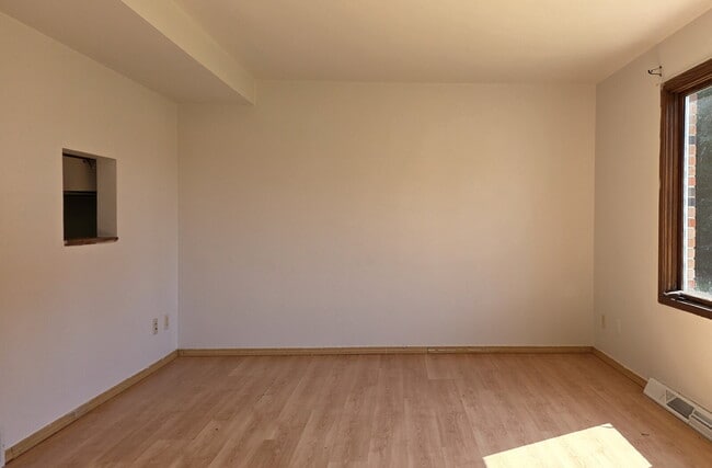 Building Photo - "3-Bed Townhouse with 1.5 Baths in Appleton!