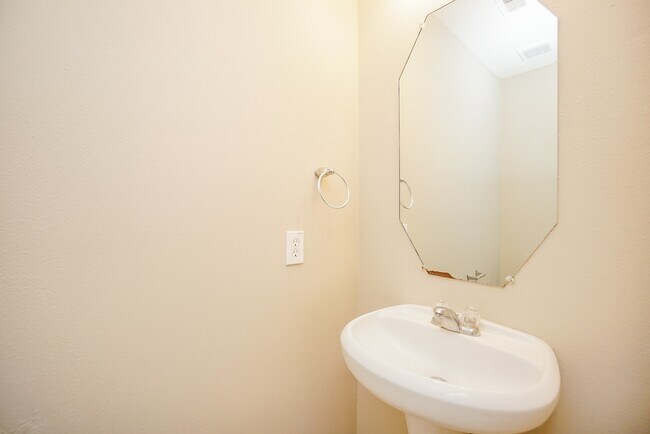 Building Photo - 1323 Colonial Manor Dr