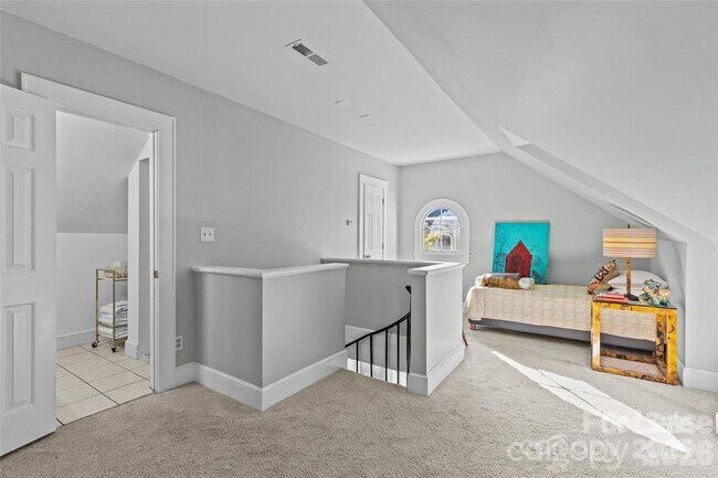 Building Photo - 609 Queens Rd