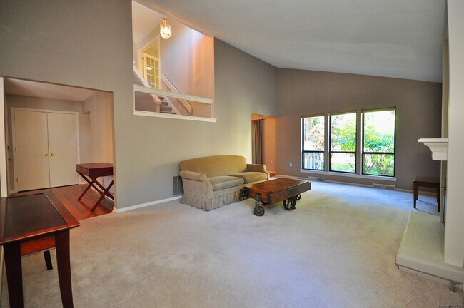 Building Photo - 16 Applewood Ln