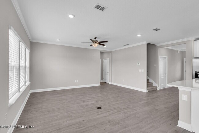 Building Photo - 660 Narvarez Ave