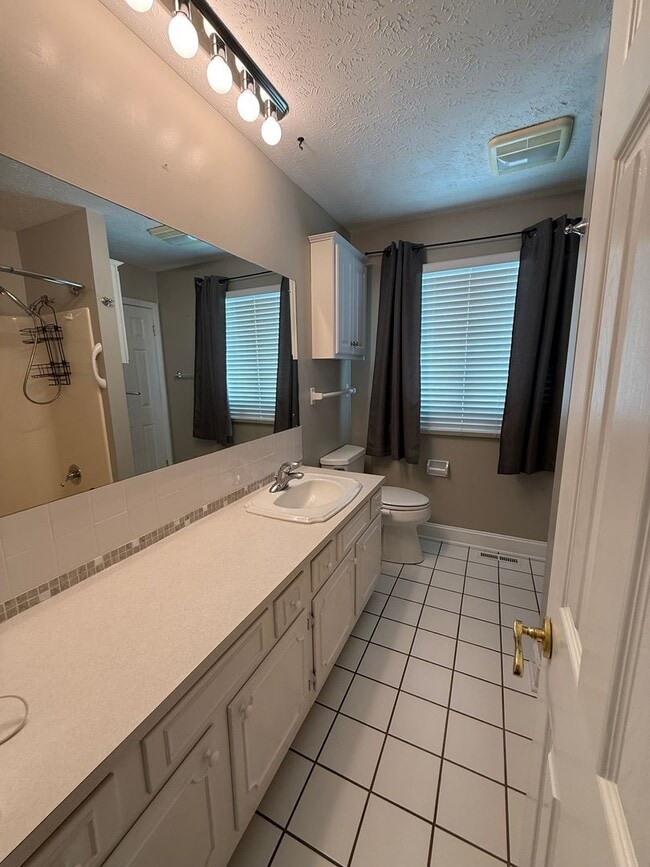 Building Photo - 3-4 bedroom 2 bath split foyer for rent