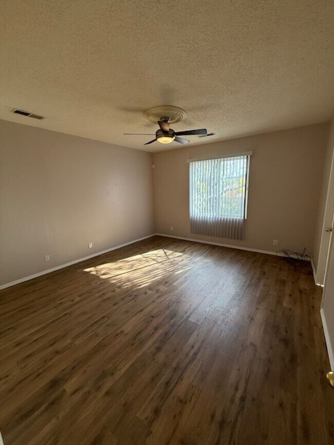 Building Photo - HOLIDAY RENT REDUCTIION ! Spacious 3 Bedroom 2 Bathroom and 2 Car Garage in beautiful NE Heights ...