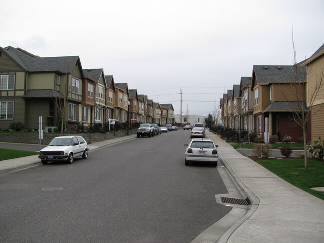 Building Photo - 1652 NW Shadow Hills Lane ~ Excellent Beth...