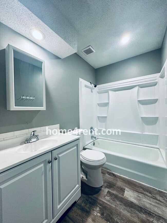 Building Photo - Raised Ranch Style Home in KCK w/ a Finished Basement and Conveniently Located Near I-635!