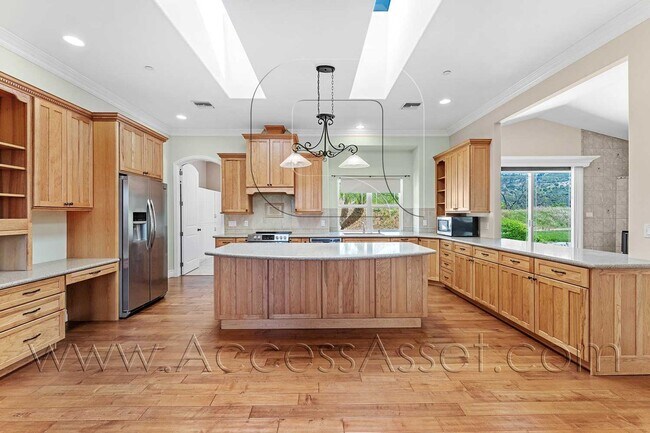 Building Photo - Designer Single-Story Home with Gourmet Kitchen & Mountain Views