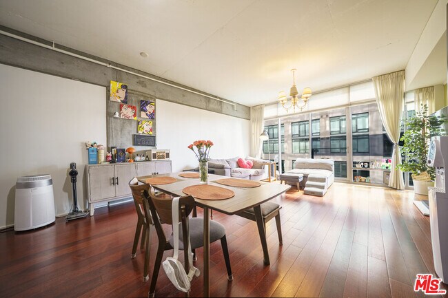 Building Photo - 1100 S Hope St