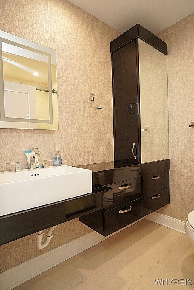 Building Photo - 600 Main St