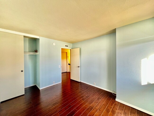 Building Photo - Beautiful 3B/2BA condo w/ Washer&Dryer loc...