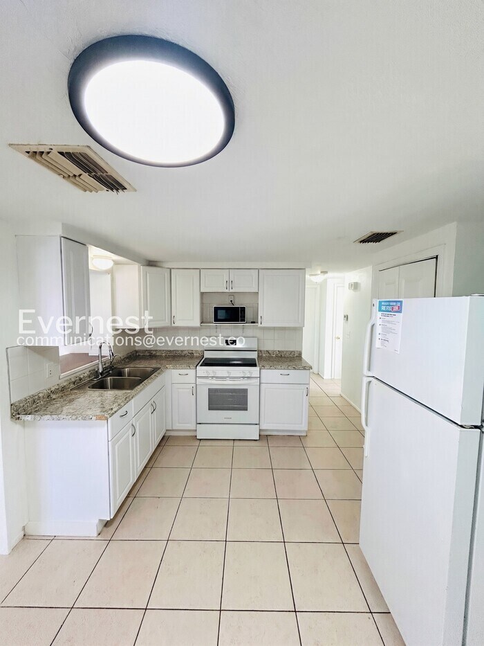 Building Photo - 3749 Beechwood Dr