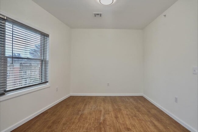 Building Photo - 143 Zabriskie St