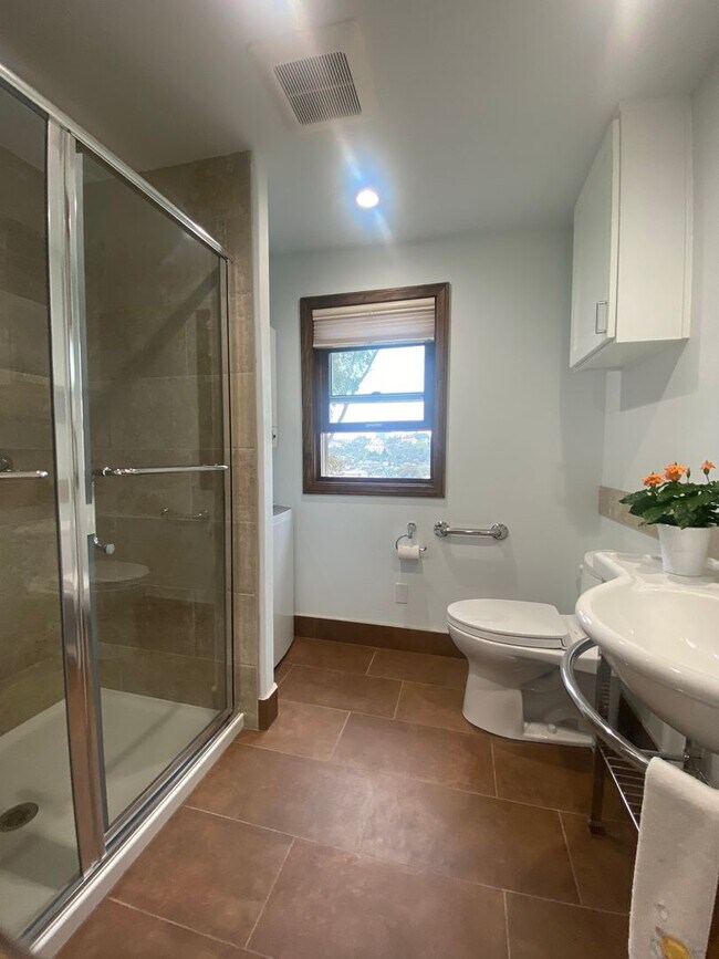 Building Photo - LARGE Mission Hills granny flat w/Loft and A/C!