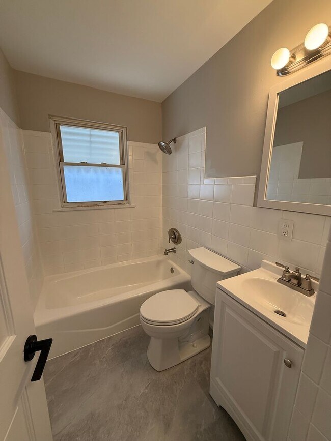 Building Photo - Private Charming Home!