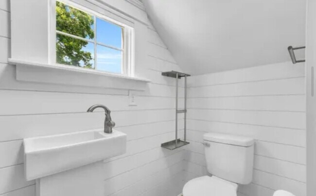 Building Photo - Gorgeous 3/2 Located 1 Block From Downtown Greenville!