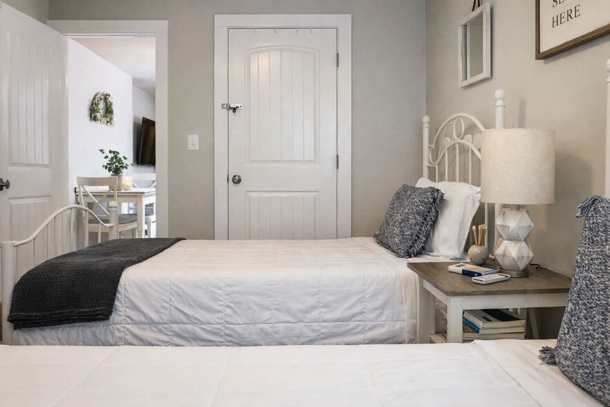 Building Photo - 905 Hill St