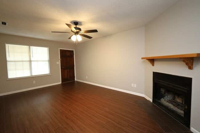 Building Photo - 1 Wooddale Dr, Unit A